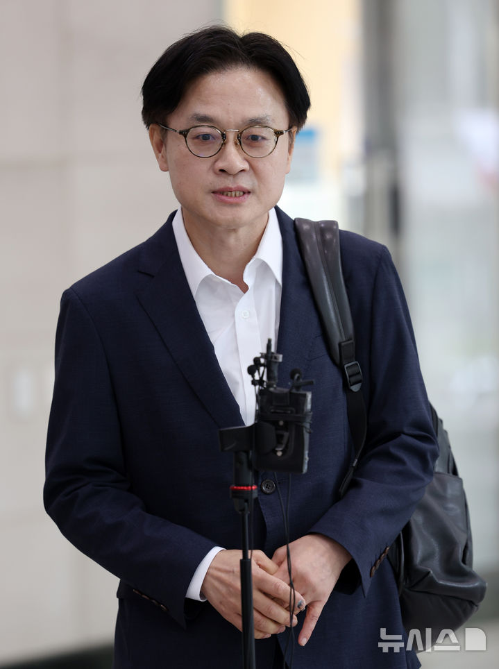 [서울=뉴시스] 조성우 기자 = 김정관 산업통상자원부 장관 후보자가 30일 오전 서울 강남구 한국기술센터에 마련된 인사청문회 준비 사무실에 출근하며 취재진 질문에 답변하고 있다. 2025.06.30. xconfind@newsis.com