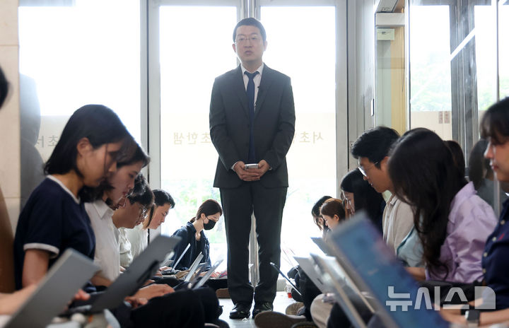 [서울=뉴시스] 김선웅 기자 = 채상병 특검팀의 정민영 특별검사보가 30일 서울 서초구 소재 채상병 특검 사무실에서 수사 관련 사항을 브리핑하고 있다. 2025.06.30. mangusta@newsis.com