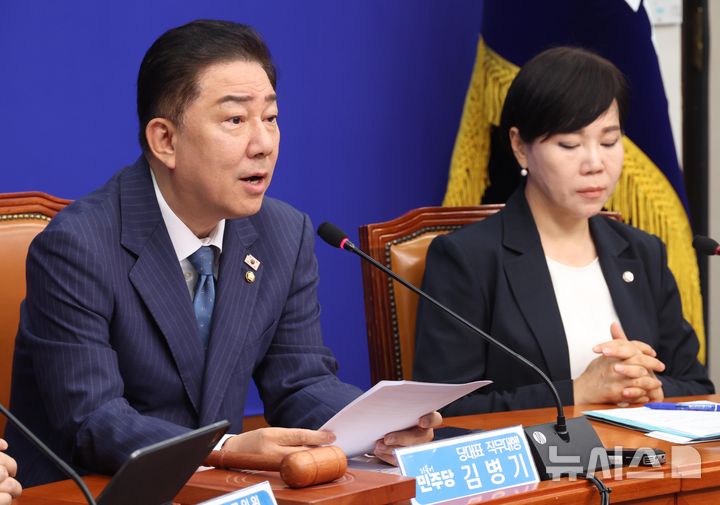 [서울=뉴시스] 조성봉 기자= 김병기 더불어민주당 당대표 직무대행 겸 원내대표가 30일 오전 서울 여의도 국회에서 열린 최고위원회의에서 발언을 하고 있다. 2025.06.30. suncho21@newsis.com