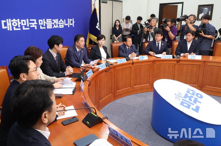 [서울=뉴시스] 조성봉 기자= 김병기 더불어민주당 당대표 직무대행 겸 원내대표가 30일 오전 서울 여의도 국회에서 열린 최고위원회의에서 발언을 하고 있다. 2025.06.30. suncho21@newsis.com