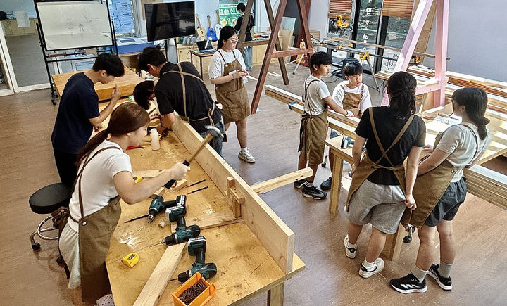 [광주=뉴시스] 광주 서구청소년수련관 '목공숲쿨' 운영. (사진=광주 서구청소년수련관 제공). photo@newsis.com *재판매 및 DB 금지