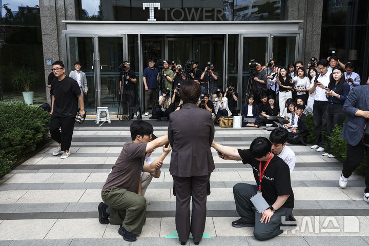 [서울=뉴시스] 김근수 기자 = 정은경 보건복지부 장관 후보자가 30일 서울 중구 T타워에 마련된 후보자 사무실로 출근하며 취재진의 질문에 답하고 있다. 2025.06.30. ks@newsis.com