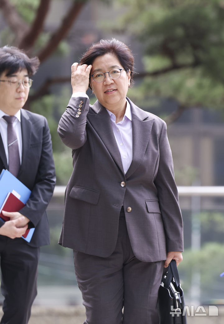 [서울=뉴시스] 김근수 기자 = 정은경 보건복지부 장관 후보자가 30일 서울 중구 T타워에 마련된 후보자 사무실로 출근하고 있다. 2025.06.30. ks@newsis.com