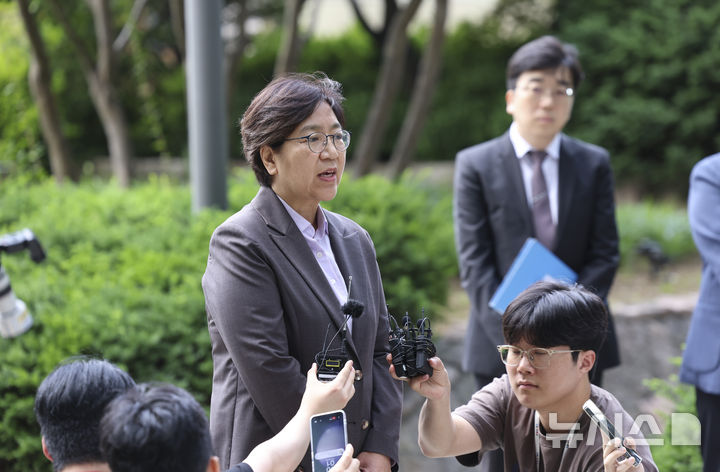 [서울=뉴시스] 김근수 기자 = 정은경 보건복지부 장관 후보자가 30일 서울 중구 T타워에 마련된 후보자 사무실로 출근하며 취재진의 질문에 답하고 있다. 2025.06.30. ks@newsis.com