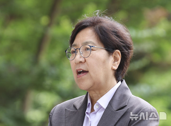 [서울=뉴시스] 김근수 기자 = 정은경 보건복지부 장관 후보자가 지난달 30일 서울 중구 T타워에 마련된 후보자 사무실로 출근하며 취재진의 질문에 답하는 모습. 2025.06.30. ks@newsis.com