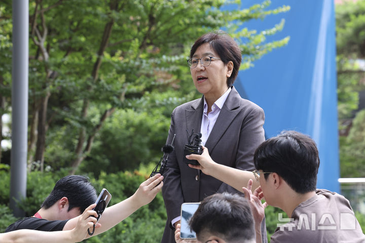 [서울=뉴시스] 김근수 기자 = 정은경 보건복지부 장관 후보자가 지난달 30일 서울 중구 T타워에 마련된 후보자 사무실로 출근하며 취재진의 질문에 답하고 있다. 2025.06.30. ks@newsis.com