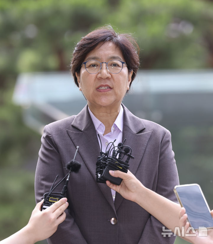 [서울=뉴시스] 김근수 기자 = 정은경 보건복지부 장관 후보자가 30일 서울 중구 T타워에 마련된 후보자 사무실로 출근하며 취재진의 질문에 답하고 있다. 2025.06.30. ks@newsis.com