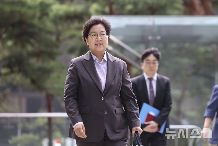 [서울=뉴시스] 김근수 기자 = 정은경 보건복지부 장관 후보자가 30일 서울 중구 T타워에 마련된 후보자 사무실로 출근하고 있다. 2025.06.30. ks@newsis.com