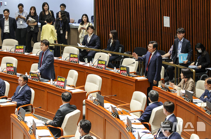 [서울=뉴시스] 김금보 기자 = 예결위 야당 간사인 박형수 국민의힘 의원이 30일 서울 여의도 국회에서 열린 예산결산특별위원회 전체회의에서 정회를 요구하고 있다. 2025.06.30. kgb@newsis.com