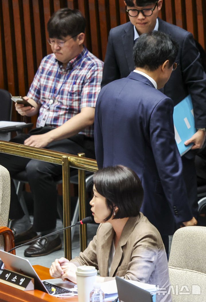 [서울=뉴시스] 김금보 기자 = 예결위 야당 간사인 박형수 국민의힘 의원이 30일 서울 여의도 국회에서 열린 예산결산특별위원회 전체회의에서 정회를 요구하며 퇴장하고 있다. 2025.06.30. kgb@newsis.com