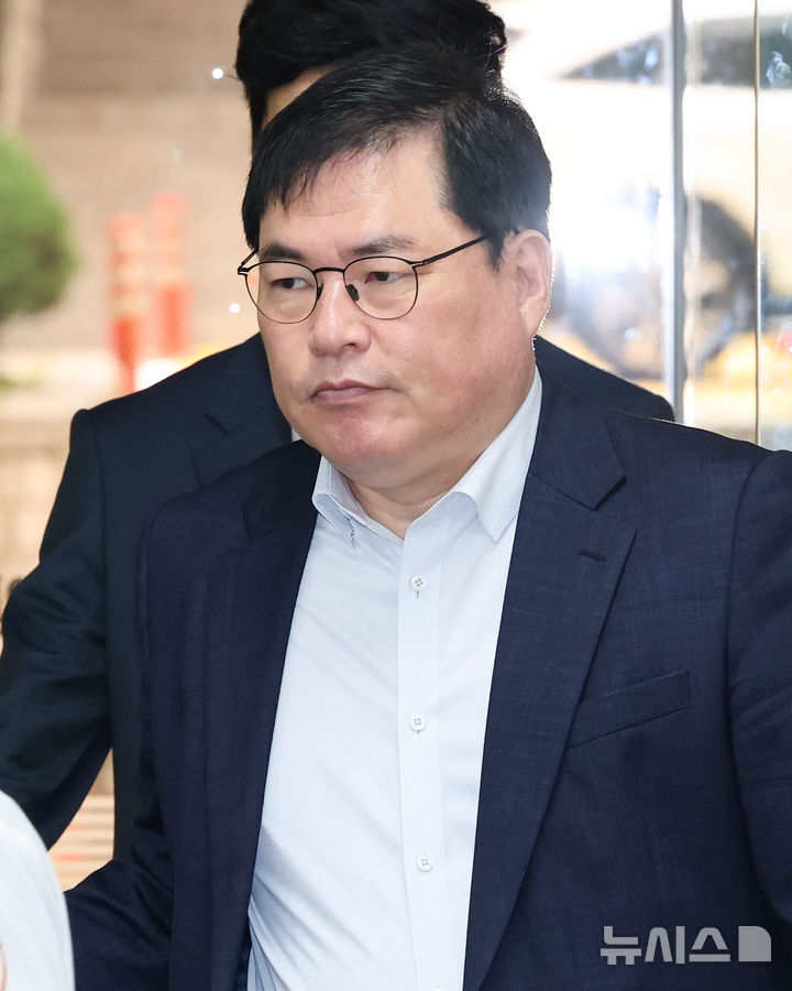 [서울=뉴시스] 황준선 기자 = 유동규 전 성남도시개발공사 기획본부장이 30일 오전 서울 서초구 서울중앙지방법원에서 열린 대장동 개발 특혜 혐의 민간업자 재판 결심공판에 출석하고 있다. 2025.06.30. hwang@newsis.com