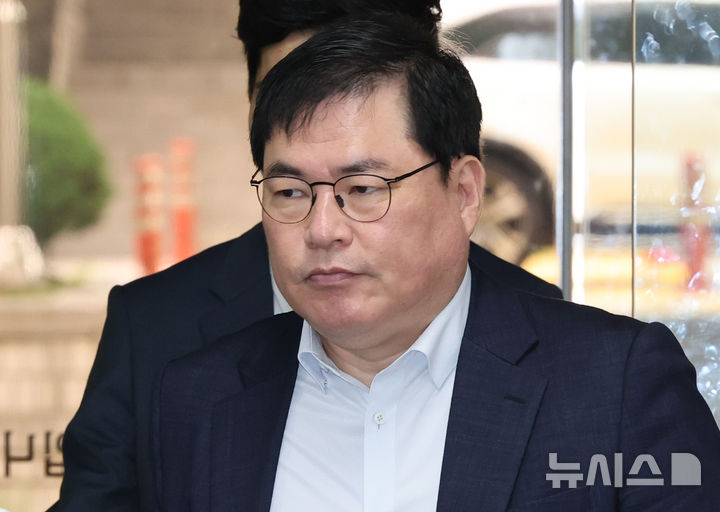 [서울=뉴시스] 황준선 기자 = 유동규 전 성남도시개발공사 기획본부장이지난달 30일 오전 서울 서초구 서울중앙지방법원에서 열린 대장동 개발 특혜 혐의 민간업자 재판 결심공판에 출석하고 있다. 2025.06.30. hwang@newsis.com