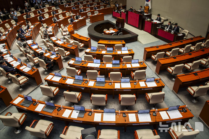 [서울=뉴시스] 김금보 기자 = 예결위 야당 간사인 박형수 국민의힘 의원을 비롯한 의원들이 정회를 요구하며 퇴장한 30일 서울 여의도 국회에서 열린 예산결산특별위원회 전체회의에서 국민의힘 의원들의 자리가 비어있다. 2025.06.30. kgb@newsis.com