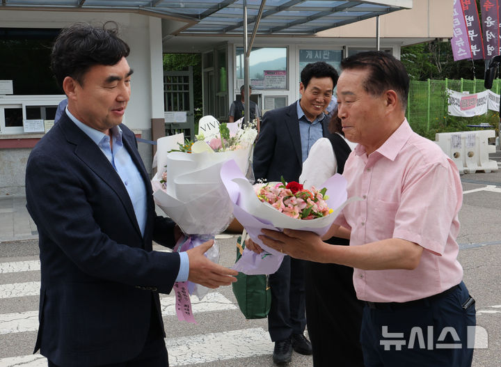 [서울=뉴시스] 배훈식 기자 = 정당법 위반 혐의로 수감중이던 윤관석 전 의원이 30일 오전 1년 10개월여 만에 가석방돼 경기 의왕시 서울구치소를 나서며 지지자로부터 꽃다발을 받고 있다. 윤 전 의원은 더불어민주당 전당대회 돈봉투 사건으로 징역 2년형을 선고받고 복역했다. 2025.06.30. dahora83@newsis.com