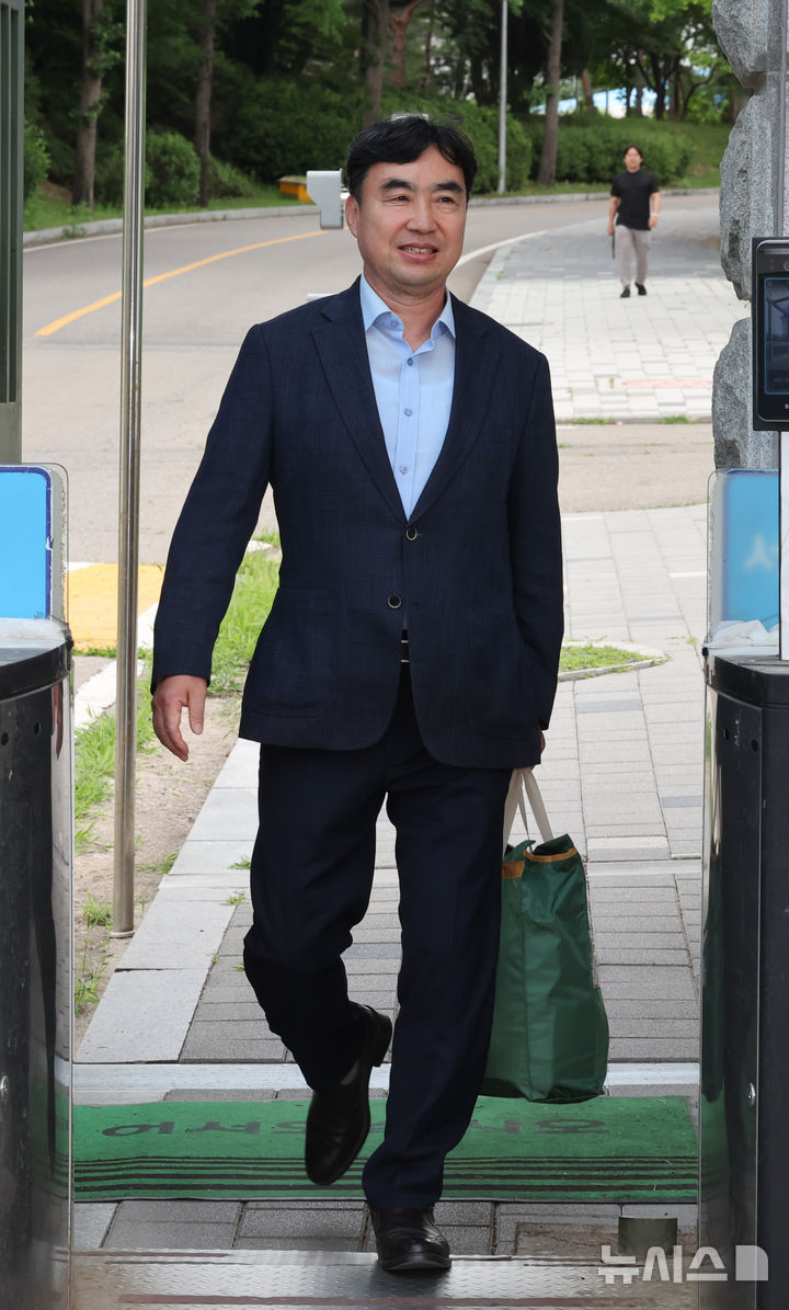 [서울=뉴시스] 배훈식 기자 = 정당법 위반 혐의로 수감중이던 윤관석 전 의원이 30일 오전 1년 10개월여 만에 가석방돼 경기 의왕시 서울구치소를 나서고 있다. 윤 전 의원은 더불어민주당 전당대회 돈봉투 사건으로 징역 2년형을 선고받고 복역했다. 2025.06.30. dahora83@newsis.com