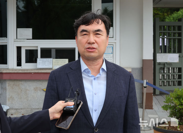 [서울=뉴시스] 배훈식 기자 = 정당법 위반 혐의로 수감중이던 윤관석 전 의원이 30일 오전 1년 10개월여 만에 가석방돼 경기 의왕시 서울구치소를 나서며 취재진의 질문에 답하고 있다. 윤 전 의원은 더불어민주당 전당대회 돈봉투 사건으로 징역 2년형을 선고받고 복역했다. 2025.06.30. dahora83@newsis.com