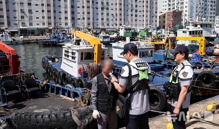  [부산=뉴시스] 하경민 기자 = 부산해양경찰서 영도파출소 경찰관들이 30일 부산 영도구 대평동물양장에서 출항을 앞둔 통선과 예인선 운항자를 대상으로 음주측정을 하고 있다. 남해지방해양경찰청은 오는 7월1일부터 8월31일까지 어선, 낚시어선, 유선, 도선, 수상레저기구 등 모든 선박을 대상으로 음주운항 특별단속을 펼친다. 2025.06.30. yulnetphoto@newsis.com