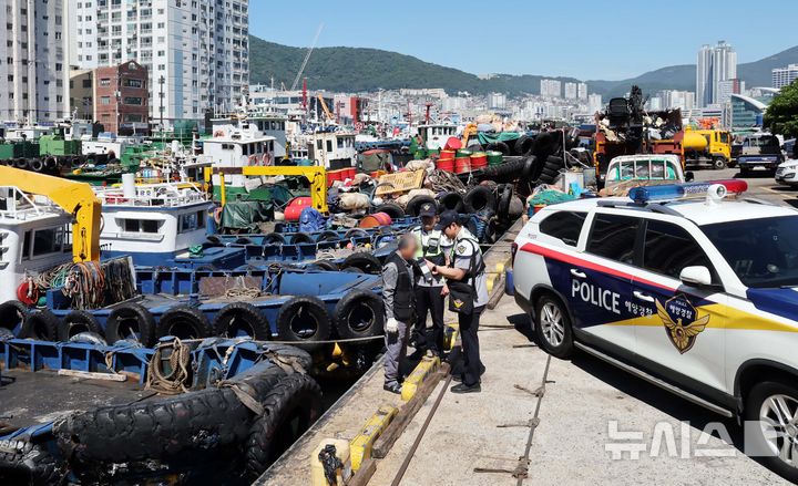  [부산=뉴시스] 하경민 기자 = 부산해양경찰서 영도파출소 경찰관들이 30일 부산 영도구 대평동물양장에서 출항을 앞둔 통선과 예인선 운항자를 대상으로 음주측정을 하고 있다. 남해지방해양경찰청은 오는 7월1일부터 8월31일까지 어선, 낚시어선, 유선, 도선, 수상레저기구 등 모든 선박을 대상으로 음주운항 특별단속을 펼친다. 2025.06.30. yulnetphoto@newsis.com
