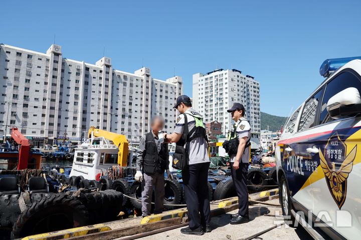  [부산=뉴시스] 하경민 기자 = 부산해양경찰서 영도파출소 경찰관들이 30일 부산 영도구 대평동물양장에서 출항을 앞둔 통선과 예인선 운항자를 대상으로 음주측정을 하고 있다. 남해지방해양경찰청은 오는 7월1일부터 8월31일까지 어선, 낚시어선, 유선, 도선, 수상레저기구 등 모든 선박을 대상으로 음주운항 특별단속을 펼친다. 2025.06.30. yulnetphoto@newsis.com