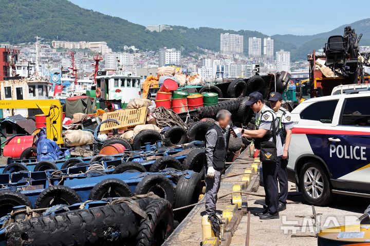  [부산=뉴시스] 하경민 기자 = 부산해양경찰서 영도파출소 경찰관들이 30일 부산 영도구 대평동물양장에서 출항을 앞둔 통선과 예인선 운항자를 대상으로 음주측정을 하고 있다. 남해지방해양경찰청은 오는 7월1일부터 8월31일까지 어선, 낚시어선, 유선, 도선, 수상레저기구 등 모든 선박을 대상으로 음주운항 특별단속을 펼친다. 2025.06.30. yulnetphoto@newsis.com
