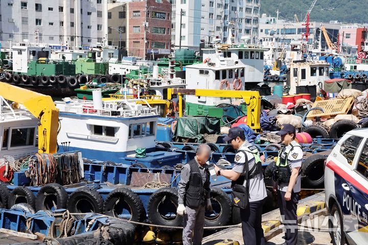  [부산=뉴시스] 하경민 기자 = 부산해양경찰서 영도파출소 경찰관들이 30일 부산 영도구 대평동물양장에서 출항을 앞둔 통선과 예인선 운항자를 대상으로 음주측정을 하고 있다. 남해지방해양경찰청은 오는 7월1일부터 8월31일까지 어선, 낚시어선, 유선, 도선, 수상레저기구 등 모든 선박을 대상으로 음주운항 특별단속을 펼친다. 2025.06.30. yulnetphoto@newsis.com