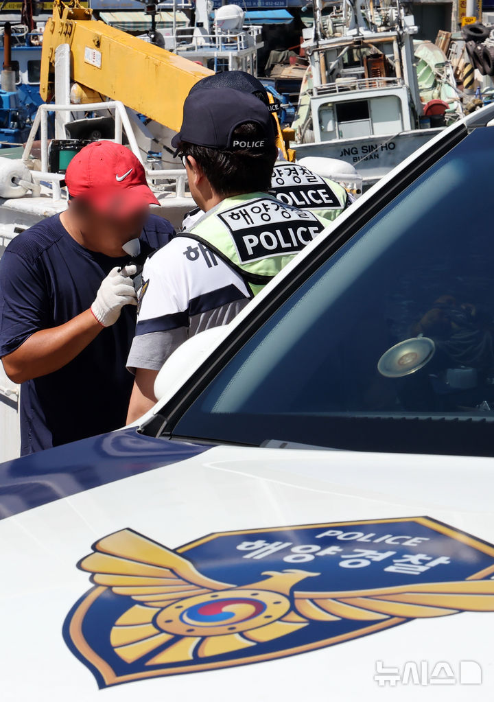  [부산=뉴시스] 하경민 기자 = 부산해양경찰서 영도파출소 경찰관들이 30일 부산 영도구 대평동물양장에서 출항을 앞둔 통선과 예인선 운항자를 대상으로 음주측정을 하고 있다. 남해지방해양경찰청은 오는 7월1일부터 8월31일까지 어선, 낚시어선, 유선, 도선, 수상레저기구 등 모든 선박을 대상으로 음주운항 특별단속을 펼친다. 2025.06.30. yulnetphoto@newsis.com