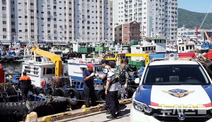  [부산=뉴시스] 하경민 기자 = 부산해양경찰서 영도파출소 경찰관들이 30일 부산 영도구 대평동물양장에서 출항을 앞둔 통선과 예인선 운항자를 대상으로 음주측정을 하고 있다. 남해지방해양경찰청은 오는 7월1일부터 8월31일까지 어선, 낚시어선, 유선, 도선, 수상레저기구 등 모든 선박을 대상으로 음주운항 특별단속을 펼친다. 2025.06.30. yulnetphoto@newsis.com
