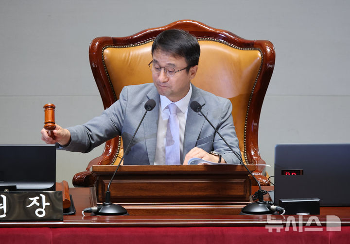 [서울=뉴시스] 김금보 기자 = 한병도 국회 예산결산특별위원회 위원장이 30일 오전 서울 여의도 국회에서 열린 예산결산특별위원회 전체회의에서 의사봉을 두드리고 있다. 2025.06.30. kgb@newsis.com