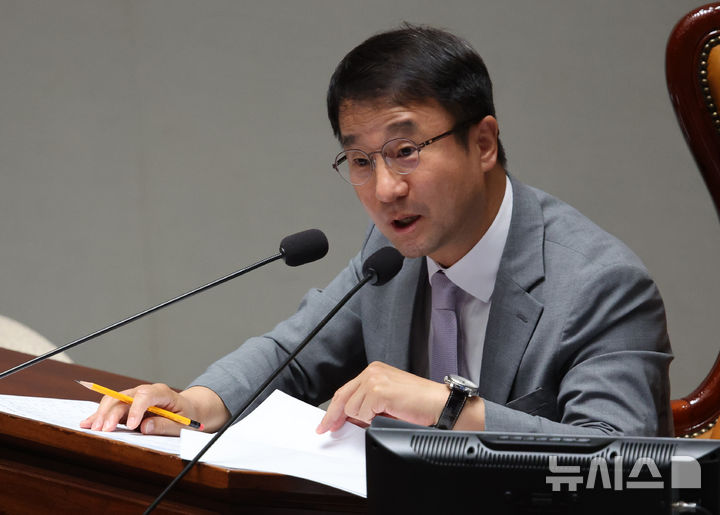 [서울=뉴시스] 김금보 기자 = 한병도 국회 예산결산특별위원회 위원장이 30일 오전 서울 여의도 국회에서 열린 예산결산특별위원회 전체회의에서 발언을 하고 있다. 2025.06.30. kgb@newsis.com