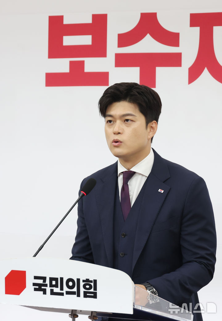 [서울=뉴시스] 고승민 기자 = 김용태 국민의힘 비상대책위원장이 30일 서울 여의도 국회에서 퇴임 기자회견을 하고 있다. 2025.06.30. kkssmm99@newsis.com