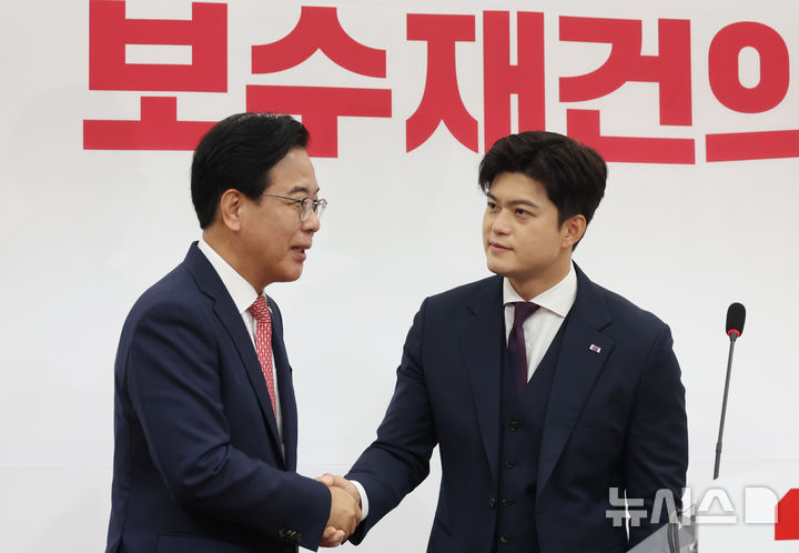 [서울=뉴시스] 고승민 기자 = 김용태 국민의힘 비상대책위원장이 30일 서울 여의도 국회에서 퇴임 기자회견을 하던 중 송언석 원내대표와 악수하고 있다. 2025.06.30. kkssmm99@newsis.com