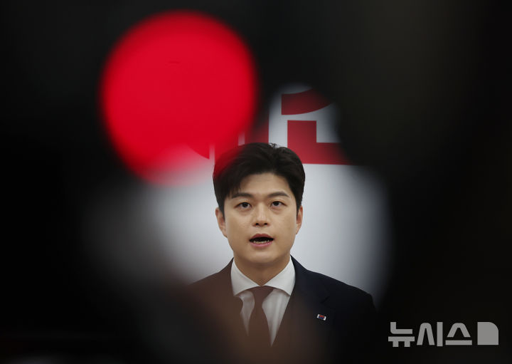 [서울=뉴시스] 고승민 기자 = 김용태 국민의힘 비상대책위원장이 30일 서울 여의도 국회에서 퇴임 기자회견을 하고 있다. 2025.06.30. kkssmm99@newsis.com