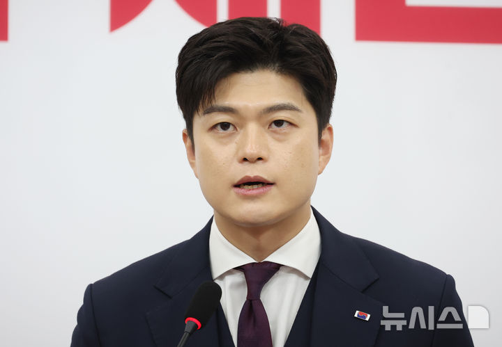 [서울=뉴시스] 고승민 기자 = 김용태 국민의힘 비상대책위원장이 30일 서울 여의도 국회에서 퇴임 기자회견을 하고 있다. 2025.06.30. kkssmm99@newsis.com