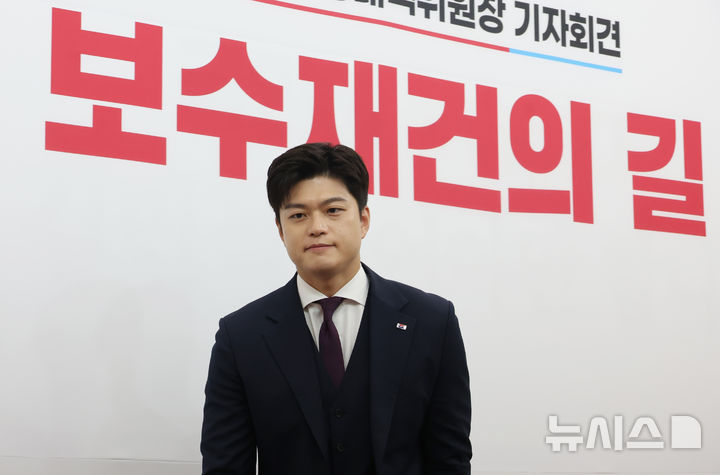 [서울=뉴시스] 고승민 기자 = 김용태 국민의힘 비상대책위원장이 지난달 30일 서울 여의도 국회에서 퇴임 기자회견을 마친 뒤 회견장을 나서고 있다. 2025.06.30. kkssmm99@newsis.com