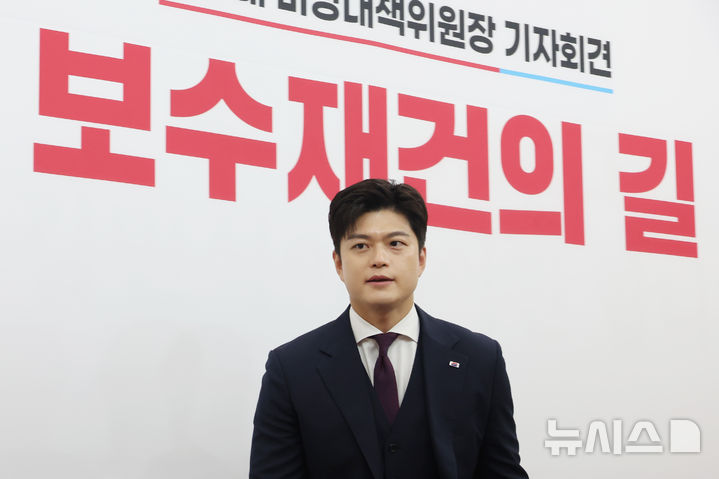 [서울=뉴시스] 고승민 기자 = 김용태 국민의힘 비상대책위원장이 지난달 30일 서울 여의도 국회에서 퇴임 기자회견을 마친 뒤 회견장을 나서고 있다. 2025.06.30. kkssmm99@newsis.com