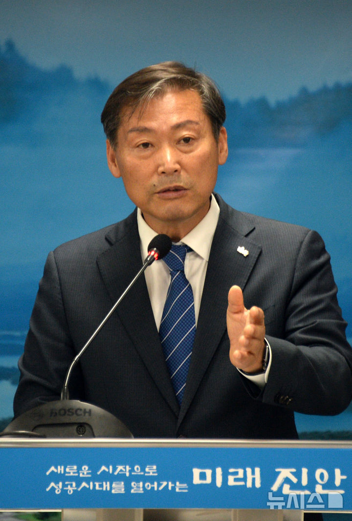 [진안=뉴시스] 김얼 기자 = 전춘성 진안군수가 30일 전북 진안군 진안군청에서 취임 3주년 기자간담회를 열고 질의에 답변하고 있다. 2025.06.30. pmkeul@newsis.com