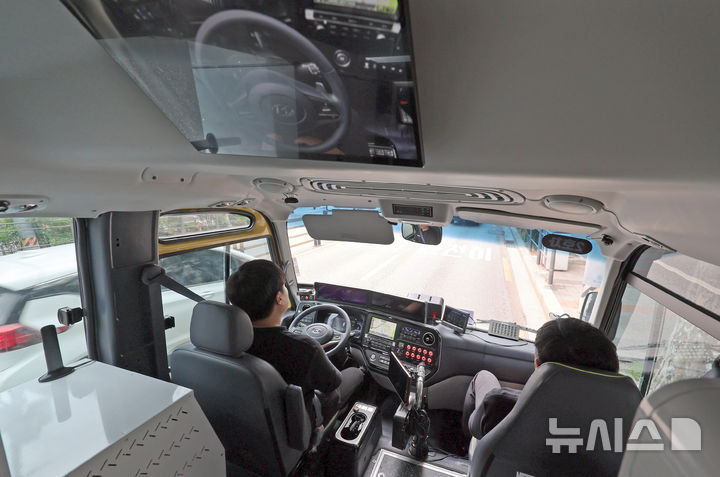 [서울=뉴시스] 조성우 기자 = 30일 서울 동작구 숭실대학교 앞 도로에서 '지역동행 자율주행버스'가 자율주행 기능을 이용해 사전 운행을 하고 있다. '지역동행 자율주행버스'는 자치구 단위 마을버스 성격으로 동작구에 최초로 도입되어 이날부터 2주간 사전 운행 후 오는 7월 14일부터 정식 운행한다.&nbsp; 2025.06.30. xconfind@newsis.com