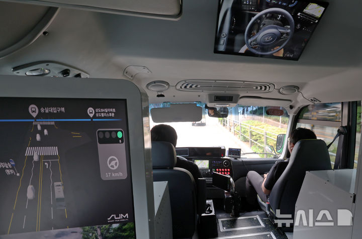 [서울=뉴시스] 조성우 기자 = 30일 서울 동작구 숭실대학교 앞 도로에서 '지역동행 자율주행버스'가 자율주행 기능을 이용해 사전 운행을 하고 있다. '지역동행 자율주행버스'는 자치구 단위 마을버스 성격으로 동작구에 최초로 도입되어 이날부터 2주간 사전 운행 후 오는 7월 14일부터 정식 운행한다.&nbsp; 2025.06.30. xconfind@newsis.com