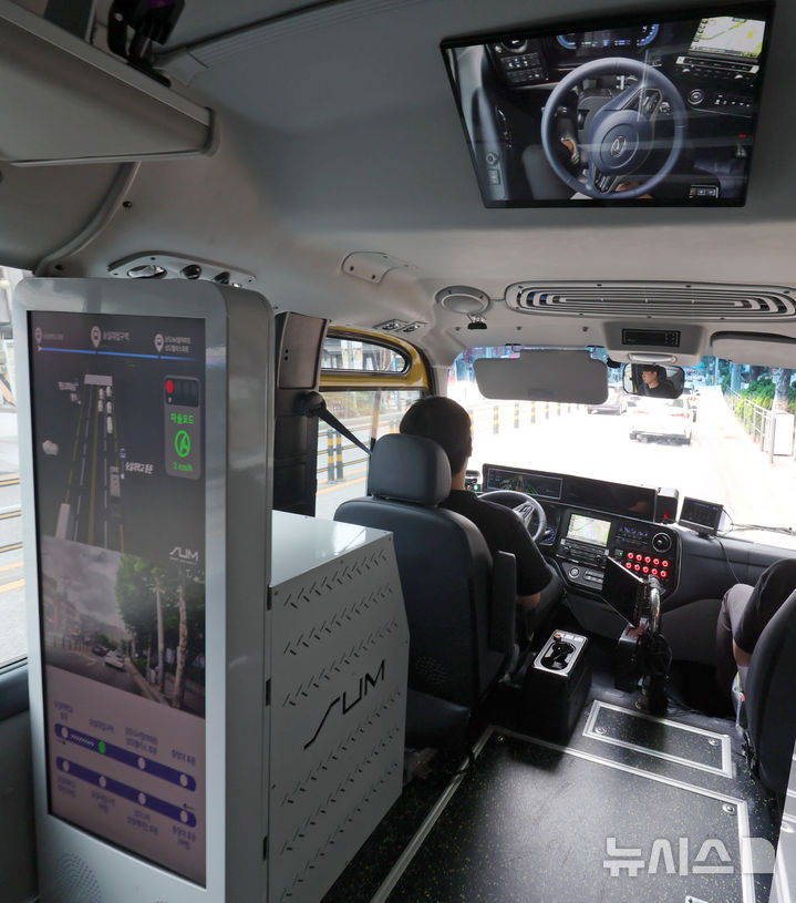 [서울=뉴시스] 조성우 기자 = 30일 서울 동작구 숭실대학교 앞 도로에서 '지역동행 자율주행버스'가 자율주행 기능을 이용해 사전 운행을 하고 있다. '지역동행 자율주행버스'는 자치구 단위 마을버스 성격으로 동작구에 최초로 도입되어 이날부터 2주간 사전 운행 후 오는 7월 14일부터 정식 운행한다.&nbsp; 2025.06.30. xconfind@newsis.com