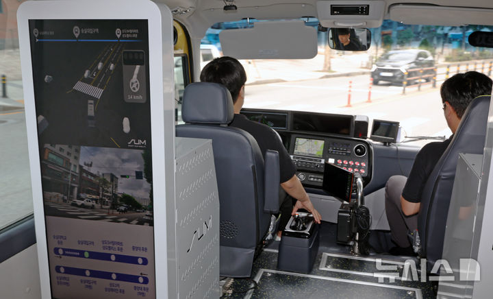 [서울=뉴시스] 조성우 기자 = 30일 서울 동작구 숭실대학교 앞 도로에서 '지역동행 자율주행버스'가 자율주행 기능을 이용해 사전 운행을 하고 있다. '지역동행 자율주행버스'는 자치구 단위 마을버스 성격으로 동작구에 최초로 도입되어 이날부터 2주간 사전 운행 후 오는 7월 14일부터 정식 운행한다.&nbsp; 2025.06.30. xconfind@newsis.com