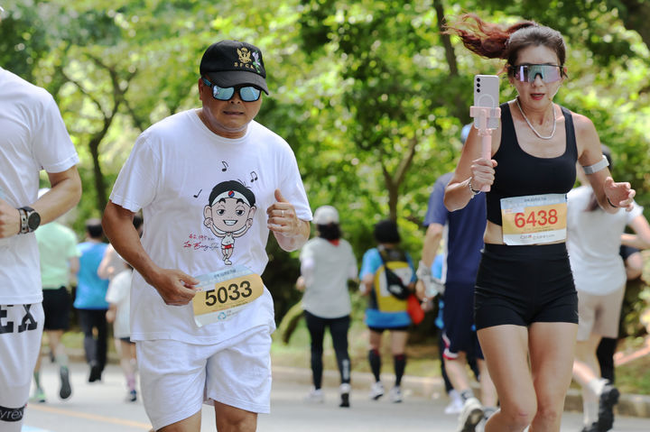 [서울=뉴시스] 마라토너 이봉주가 지난 29일 충남 천안시 천안독립기념관에서 열린 광복80주년 기념 제1회 천안독립기념관마라톤 대회 5키로 부문에 참석해 열심히 달리고 있다. 이봉주 선수는 5키로 25분대에 완주했다. (사진=대회 조직위 제공) 2025.06.30. photo@newsis.com *재판매 및 DB 금지