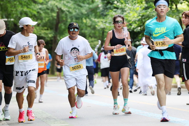 [서울=뉴시스] 마라토너 이봉주가 지난 29일 충남 천안시 천안독립기념관에서 열린 광복80주년 기념 제1회 천안독립기념관마라톤 대회 5키로 부문에 참석해 열심히 달리고 있다. 이봉주 선수는 5키로 25분대에 완주했다. (사진=대회 조직위 제공) 2025.06.30. photo@newsis.com *재판매 및 DB 금지
