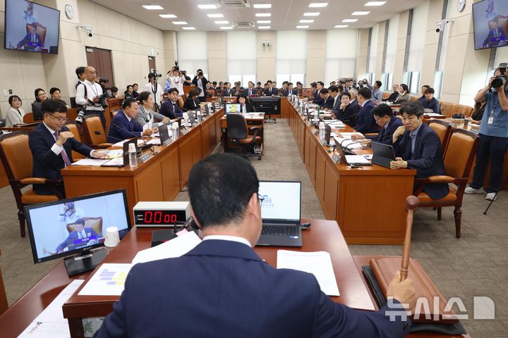 [서울=뉴시스] 조성봉 기자= 신정훈 국회 행정안전위원회 위원장이 30일 서울 여의도 국회 행정안전위원회 전체회의에서 의사봉을 두드리고 있다. 2025.06.30. suncho21@newsis.com