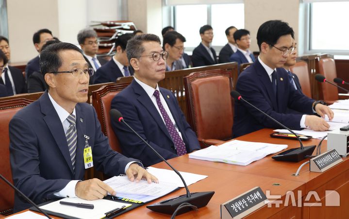 [서울=뉴시스] 조성봉 기자= 국회 행정안전위원회는 26일 전체회의를 열고 경찰청장·해양경찰청장·국가수사본부장이 임기 중 연령 정년(60세)에 도달하더라도 남은 임기를 마칠 수 있도록 하는 '경찰공무원법 일부개정법률안'을 의결했다. 사진은 유재성 직무대행이 지난해 6월 서울 여의도 국회 행정안전위원회 전체회의에서 인사말을 하고 있는 모습.2025.06.30. suncho21@newsis.com