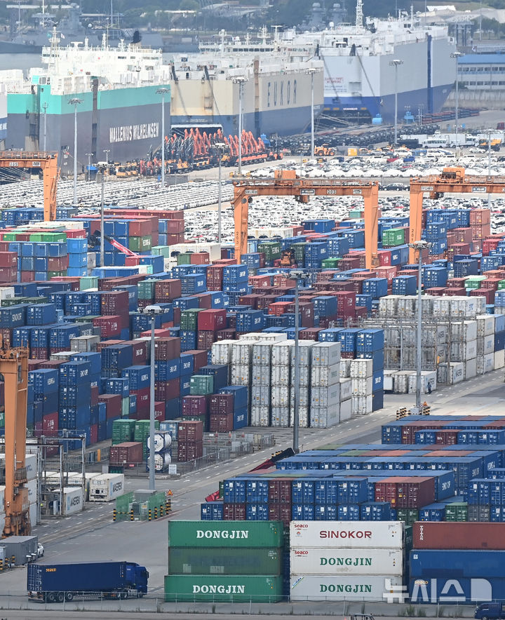 [평택=뉴시스] 김종택 기자 = 지난달 30일 경기 평택시 포승읍 평택항에 컨테이너가 쌓여있는 모습. 2025.07.01. jtk@newsis.com