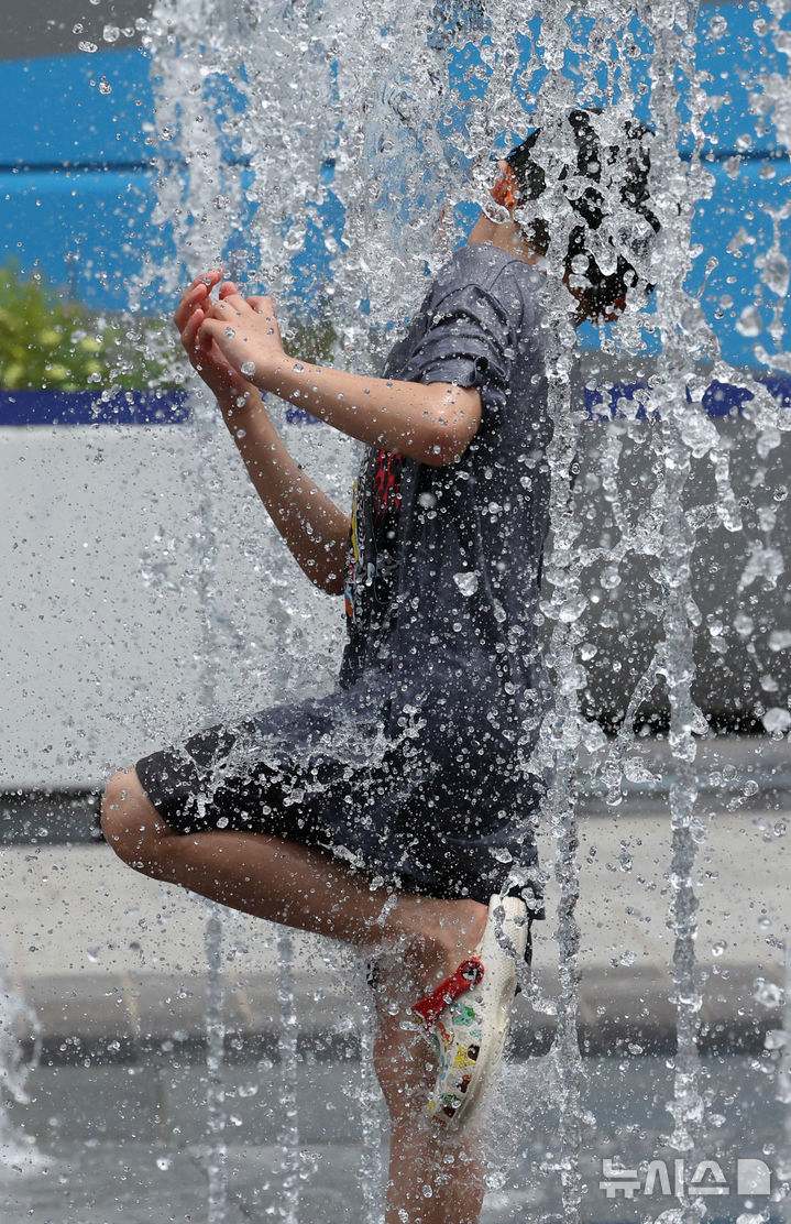 [서울=뉴시스] 배훈식 기자 = 서울에 올해 첫 폭염주의보가 발효된 30일 오후 서울 종로구 광화문광장 바닥분수에서 한 아이가 물놀이를 하며 더위를 식히고 있다. 2025.06.30. dahora83@newsis.com