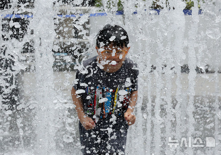 바닥분수에서 한 아이가 물놀이를 하며 더위를 식히고 있다. 2025.06.30. dahora83@newsis.com