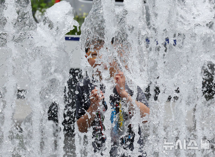 [서울=뉴시스] 배훈식 기자 = 서울에 올해 첫 폭염주의보가 발효된 30일 오후 서울 종로구 광화문광장 바닥분수에서 한 아이가 물놀이를 하며 더위를 식히고 있다. 2025.06.30. dahora83@newsis.com