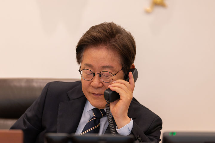 [서울=뉴시스] 이재명 대통령이 30일 서울 용산구 대통령실 청사 집무실에서 로렌스 웡 싱가포르 총리와 전화 통화를 하고 있다. (사진=대통령실 제공) 2025.06.30. photo@newsis.com *재판매 및 DB 금지