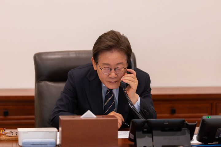 [서울=뉴시스] 이재명 대통령이 30일 서울 용산구 대통령실 청사 집무실에서 로렌스 웡 싱가포르 총리와 전화 통화를 하고 있다. (사진=대통령실 제공) 2025.06.30. photo@newsis.com *재판매 및 DB 금지